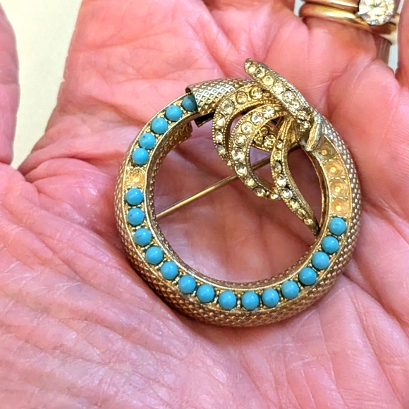 Vintage Napier 50s gold tone circle pin turquoise rhinestone crystal collectible - Picture 8 of 13